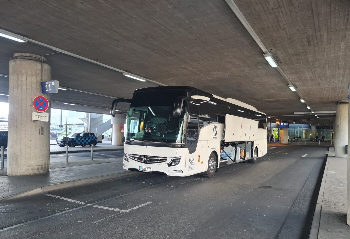 MSK Tours Reisebus bei der Abfahrt