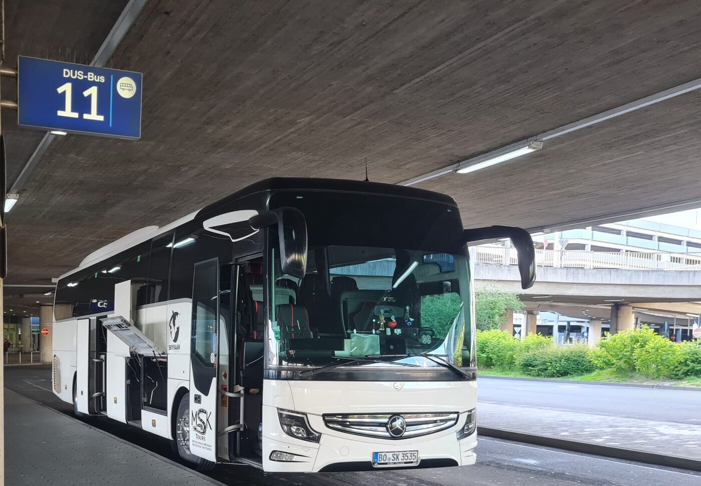 Mercedes-Benz Tourismo von MSK Tours am Flughafen Düsseldorf