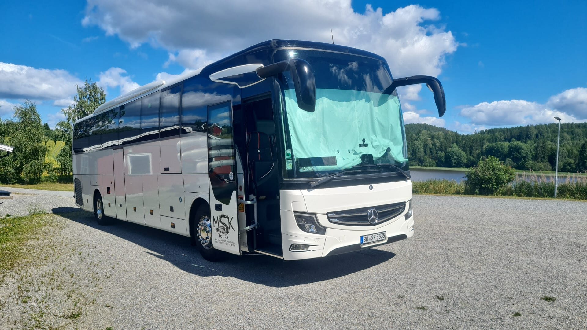 MSK Tours Reisebus Mercedes-Benz Tourismo an einem See