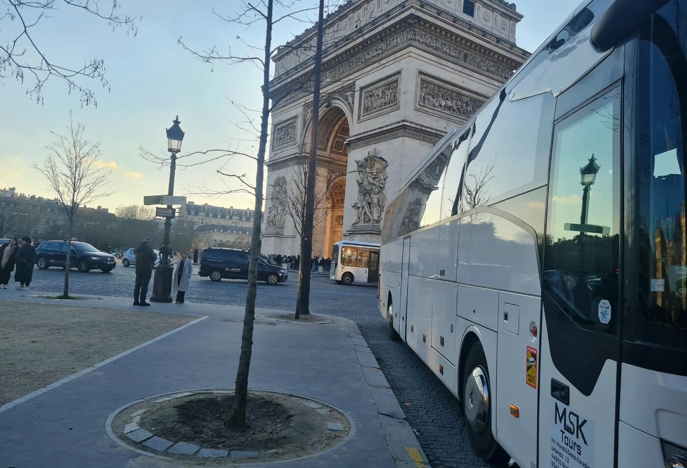 Reisebus von MSK Tours am Arc de Triomphe, Paris