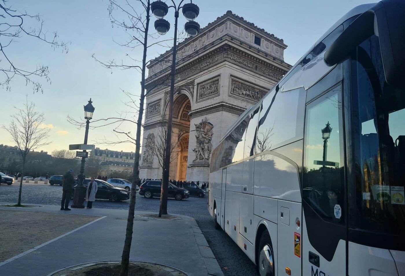 MSK Tours Reisebus vor dem Arc de Triomphe in Paris